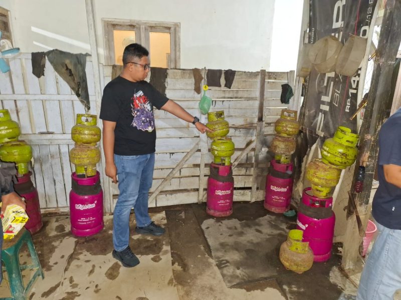 Empat Orang Diringkus Polisi Diduga Melakukan Praktik Pengisian Ulang Tabung Gas 12